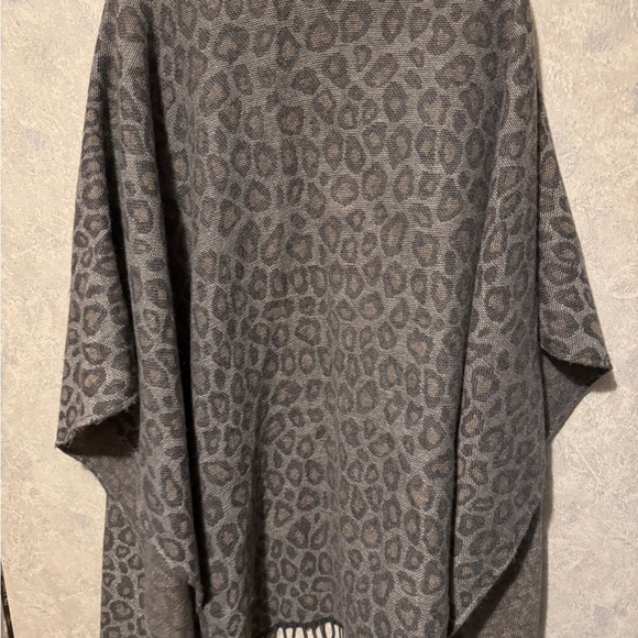 Woolrich OS Blanket Wrap shawl cape grey tan  animal Print Fringe Knit sweater - Picture 6 of 6